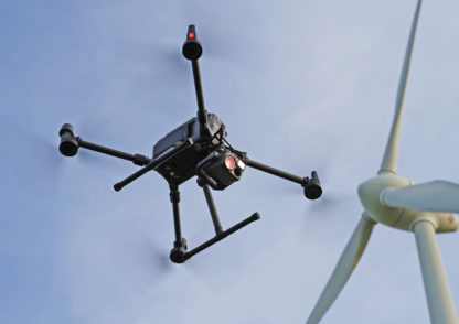 Drohne vor Windrad